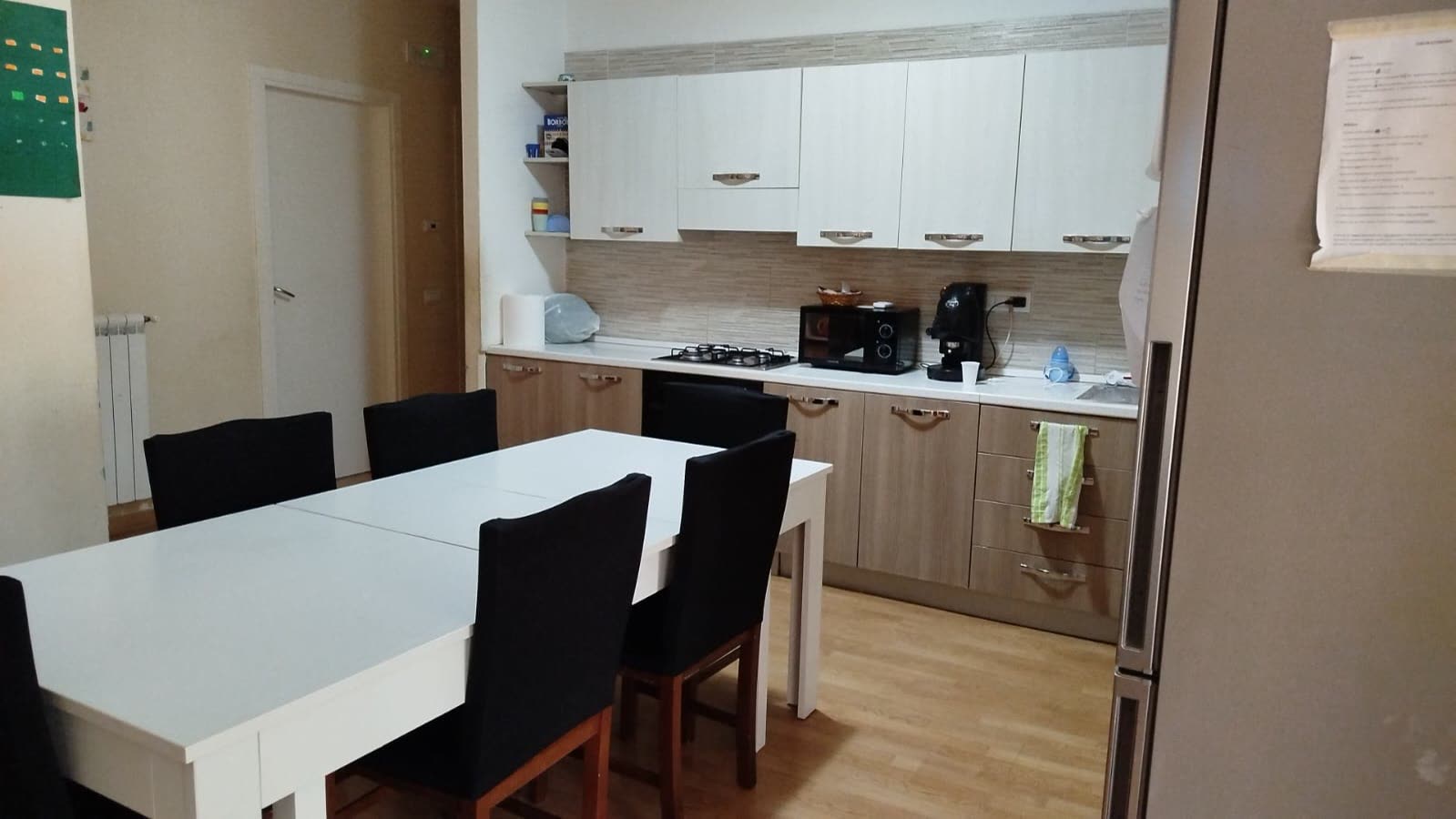 Cucina abitabile con tavolo grande nella comunità Costruttivamente