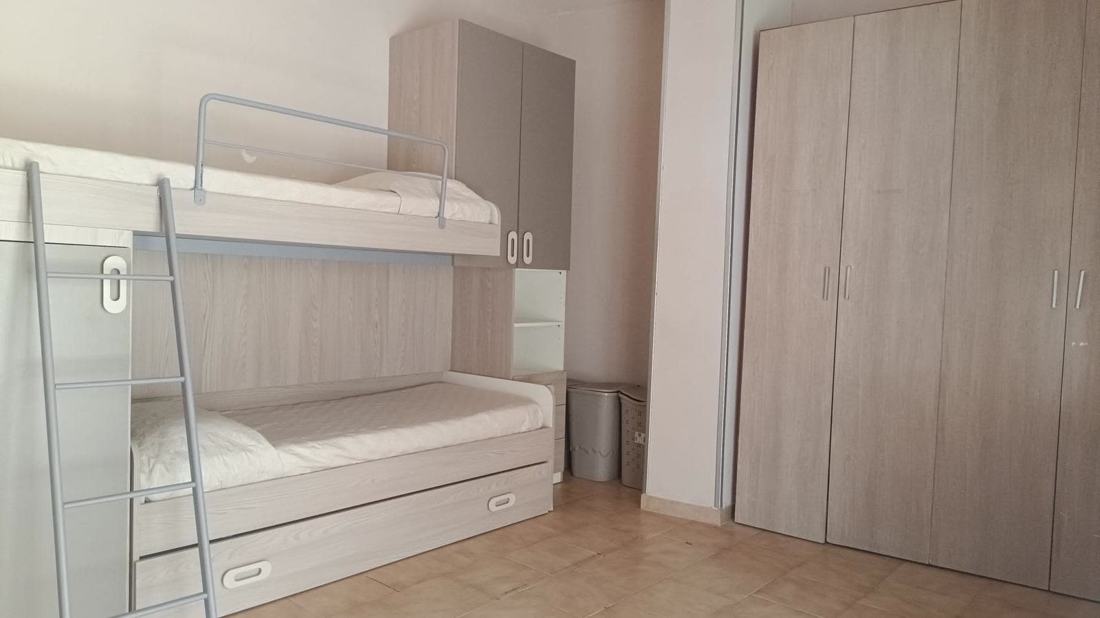 Camera con letto a castello e ampio armadio nella comunità La Casa di Francesco