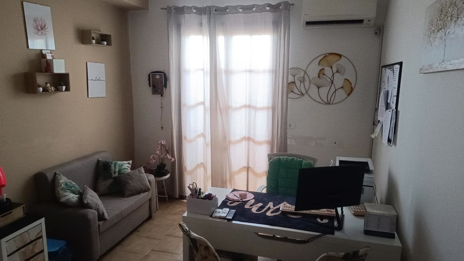 Ufficio con scrivania e divanetto nella comunità La Casa di Francesco
